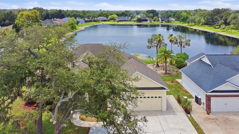 4 bedroom Single Family Residence at 9009 Riverview Drive, Still Waters Landing, Riverview — photo 2