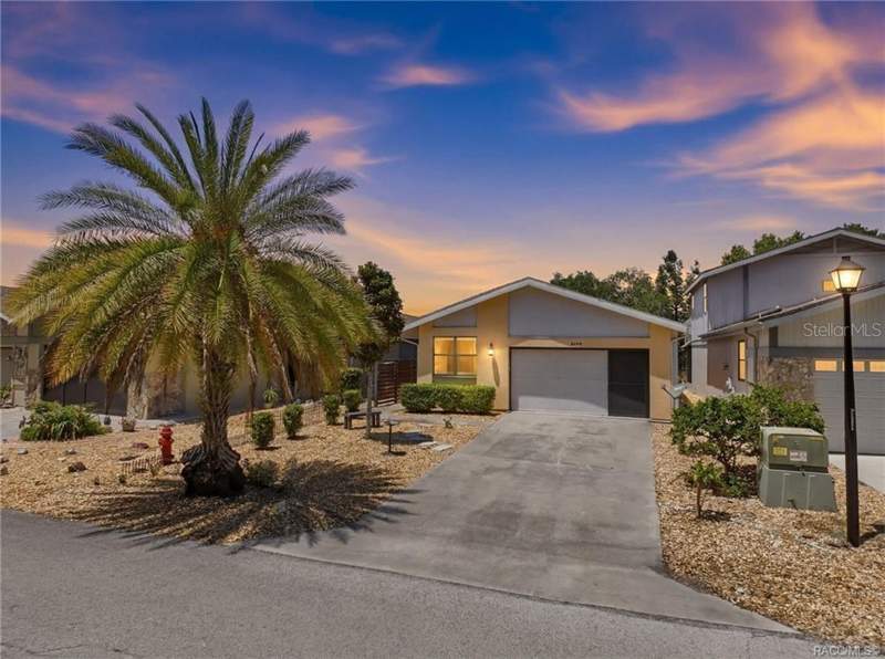 5198 S RIVERVIEW CIRCLE home for sale in Riverhaven Village