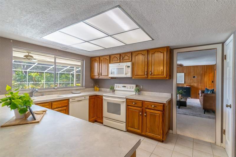 4 bedroom Single Family Residence at 305 S SWEETWATER BOULEVARD, SWEETWATER OAKS SEC 02, LONGWOOD — photo 4