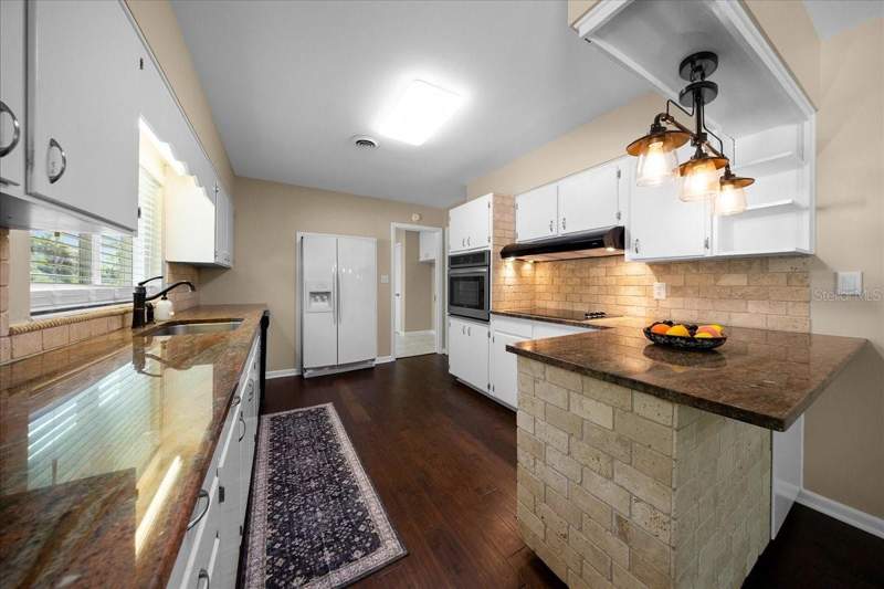 3 bedroom Single Family Residence at 2333 E Fort King Street, La Vista, Ocala — photo 2