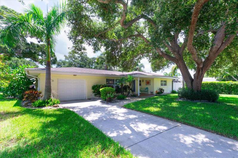 2 bedroom Single Family Residence at 1901 MARLIN DRIVE, LAKE BELLEAIR, BELLEAIR BLUFFS — photo 4