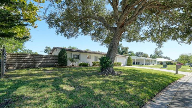 3 bedroom Single Family Residence at 2465 Hibiscus Street, South Gate, Sarasota — photo 2