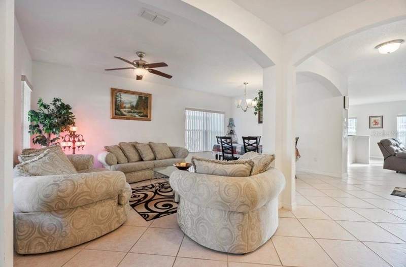 5 bedroom Single Family Residence at 10781 Cabbage Tree Loop, Countrywalk Un #4 & 5 Ph 1 &, Orlando — photo 4
