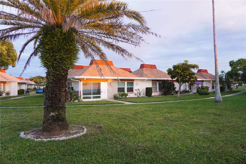 4337 TAHITIAN GARDENS CIRCLE #E home for sale in Tahitian Gardens