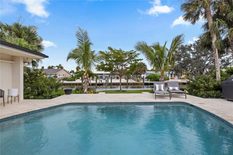 3 bedroom Single Family Residence at 624 Dundee Lane, Key Royale 9th Add, Holmes Beach — photo 2