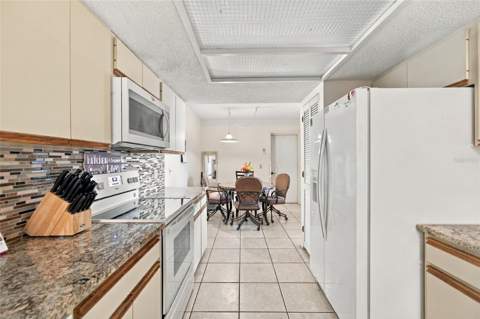 6015 Courtside Drive, Bradenton FL - photo 14 of 38