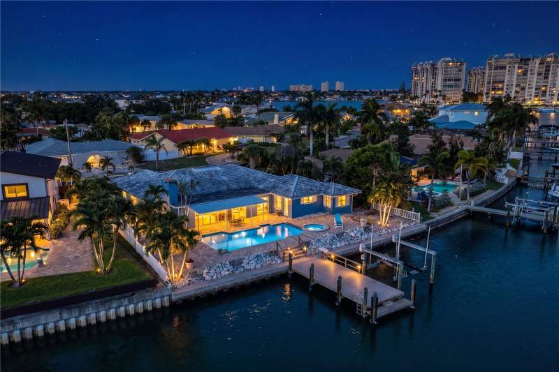 4 bedroom Single Family Residence at 10038 S Yacht Club Drive, Paradise Island 4th Add, Treasure Island — photo 4