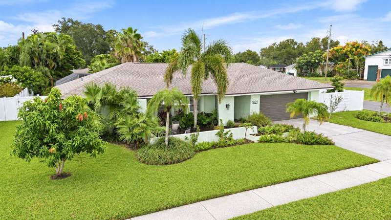 4 bedroom Single Family Residence at 10211 139th Street, Century Oaks, Largo — photo 2