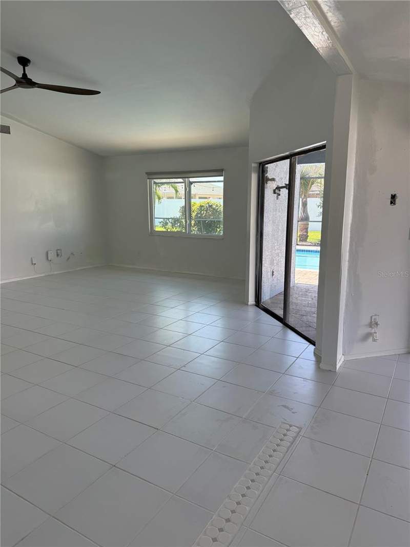 3 bedroom Single Family Residence at 32 NE 13th Place, Cape Coral, Cape Coral — photo 2