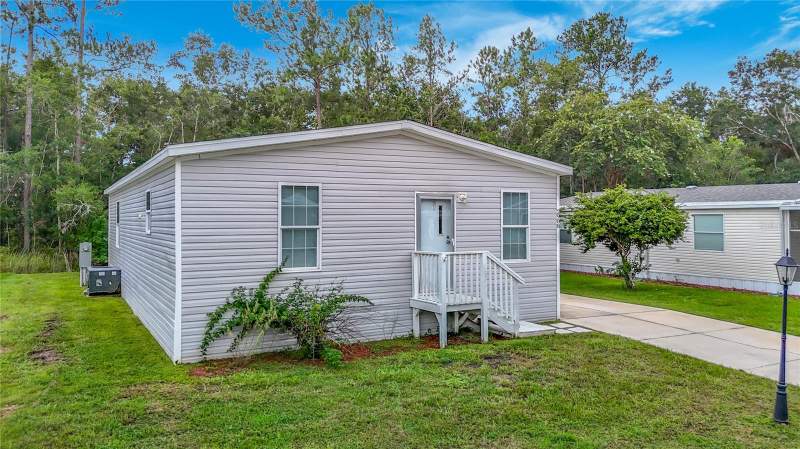 3 bedroom Manufactured Home at 2908 Kingswood Circle, Glen Raven Ph 1, Brooksville — photo 2