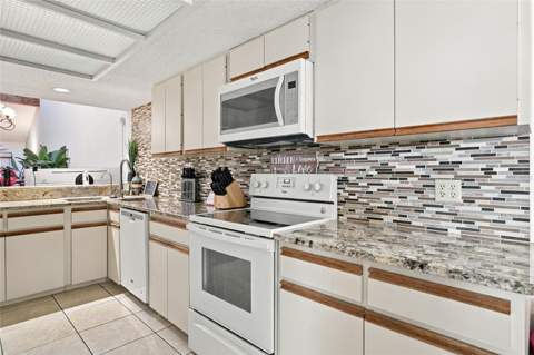 6015 Courtside Drive, Bradenton FL - photo 16 of 38