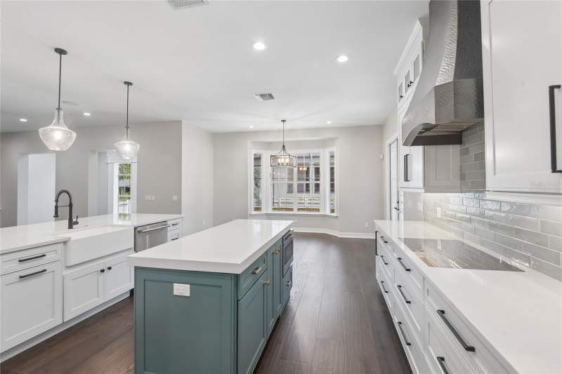 5 bedroom Single Family Residence at 5105 W Neptune Way, Beach Park, Tampa — photo 2