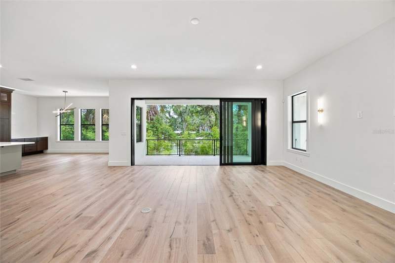 5 bedroom Single Family Residence at 5104 W Evelyn Drive, Beach Park, Tampa — photo 5