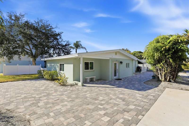 2 bedroom Single Family Residence at 302 Georgia Avenue, Crystal Beach Rev, Crystal Beach — photo 2