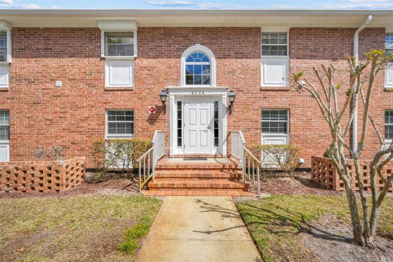 4224 LAKE UNDERHILL ROAD #8B8 home for sale in Plantation Apartments