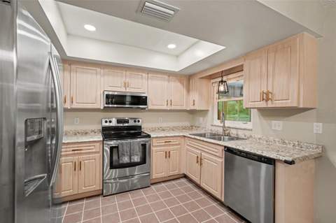 8064 Fawnridge Circle, Tampa FL - photo 12 of 32