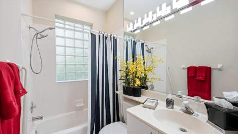 8009 Hampton Court, University Park FL - photo 17 of 67