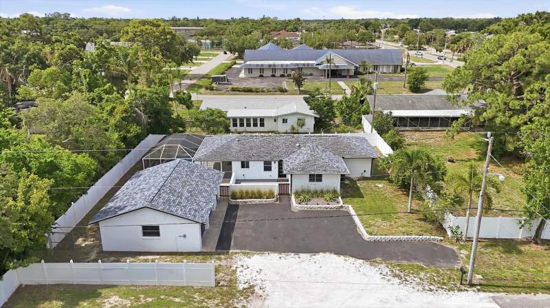 3 bedroom Single Family Residence at 201 Honore Avenue, Green Acres, Sarasota — photo 3