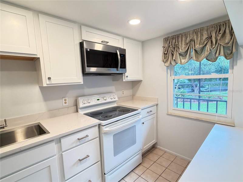 3 bedroom Condominium at 333 Lake Howard Drive #211B, Imperial Harbours Ph 01, Winter Haven — photo 2