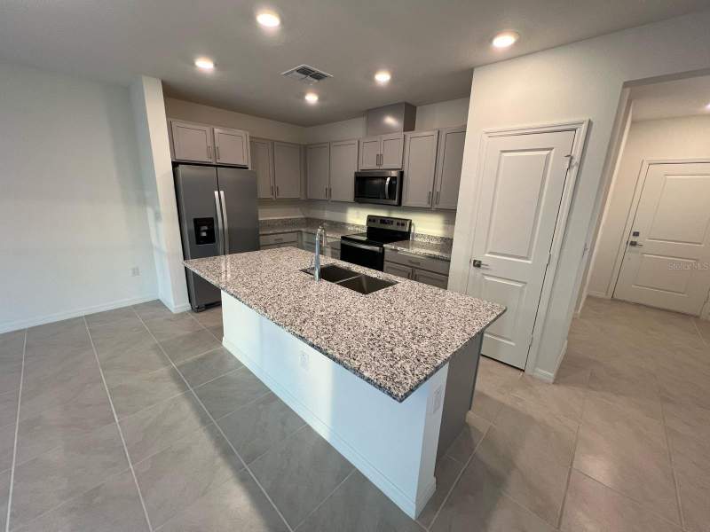 3 bedroom Townhouse at 680 STONEY POINT CIRCLE, BELLAVIVA PH 4, DAVENPORT — photo 4