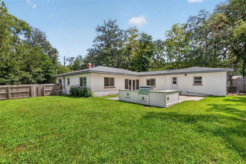 6 bedroom Single Family Residence at 2707 NW 4th Avenue, Hibiscus Park, Gainesville — photo 2