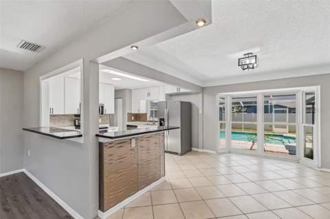 7111 Gateway Court, Tampa FL - photo 13 of 69