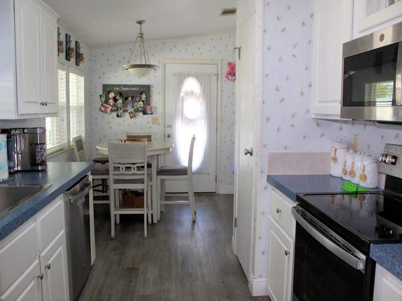 2 bedroom Manufactured Home at 64 Thatch Palm Street, Palm Hill Mobile Home Park Unrec, Largo — photo 2