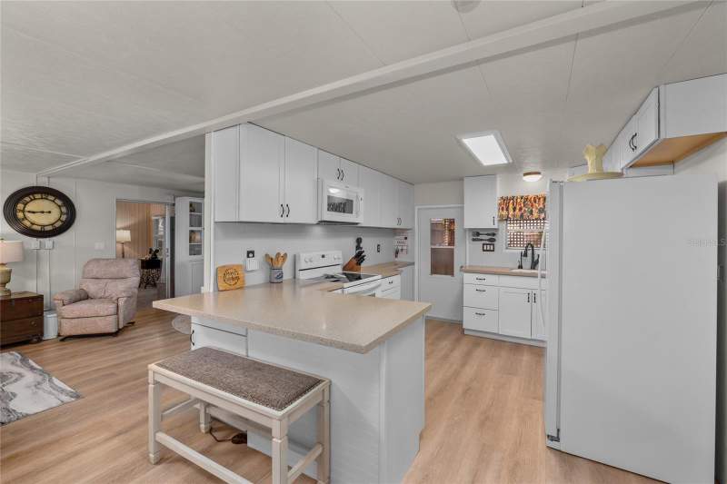 2 bedroom Mobile Home at 288 Salem Avenue #3, Lake Tarpon Mobile Home Village, Palm Harbor — photo 4