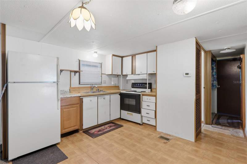 2 bedroom Mobile Home at 37622 March Lane, Zephyrhills Colony Co, Zephyrhills — photo 4