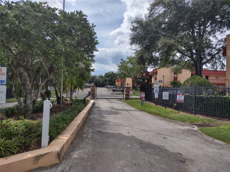 2 bedroom Condominium at 2806 N Powers Drive #8, Oak Shadows Condos, Orlando — photo 2
