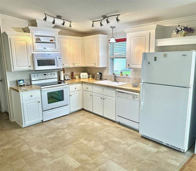2 bedroom Manufactured Home at 9790 66th Street #200, Clearwater Cascade M/H Park Unrec, Pinellas Park — photo 2