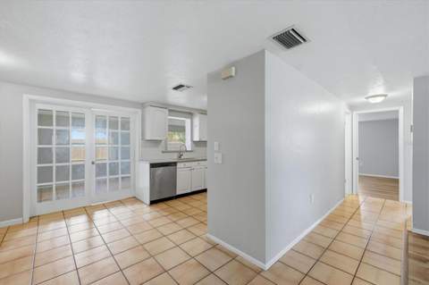 2173 Fiesta Drive, Sarasota FL - photo 12 of 42
