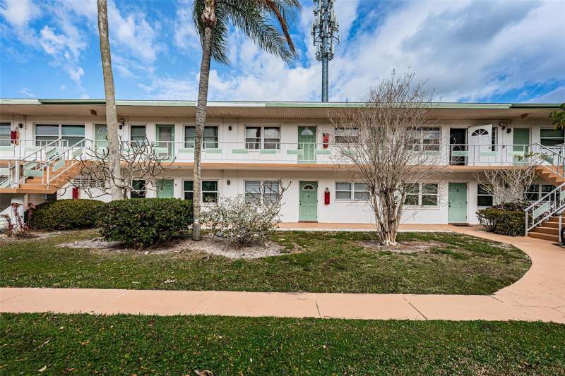 2 bedroom Condominium at 5955 18th Street #7, Town Apts Condo, St Petersburg — photo 2