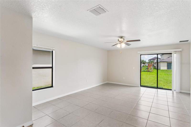 5 bedroom Single Family Residence at 2427 Caspian Drive, Villages/Bridgewater Village 3, Lakeland — photo 4