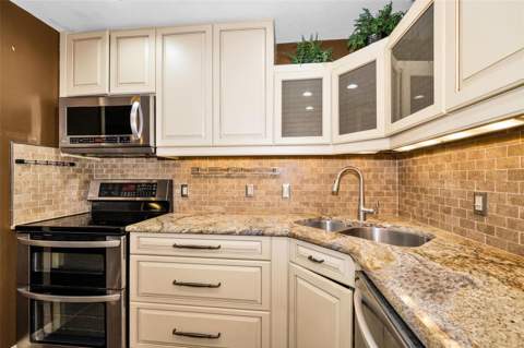 6701 Orchard Drive, St Petersburg FL - photo 12 of 44