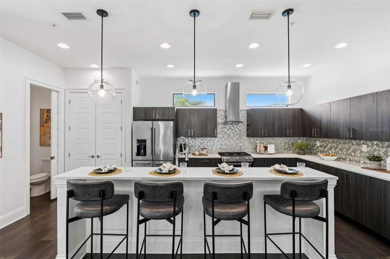 3 bedroom Townhouse at 300 Delmar Terrace, Delmar Twnhms, St Petersburg — photo 4