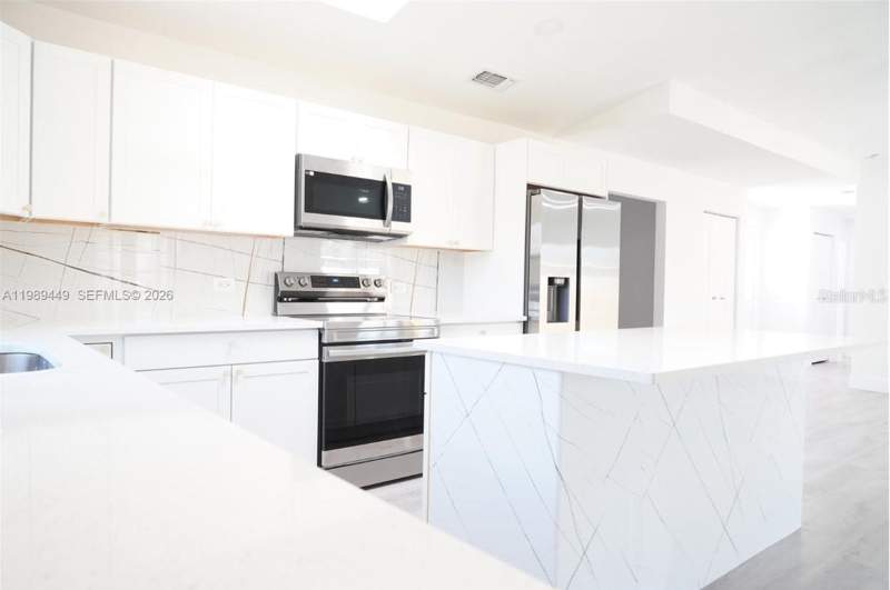4 bedroom Single Family Residence at 563 Presque Isle Drive, Port Charlotte Sec 050, Port Charlotte — photo 4