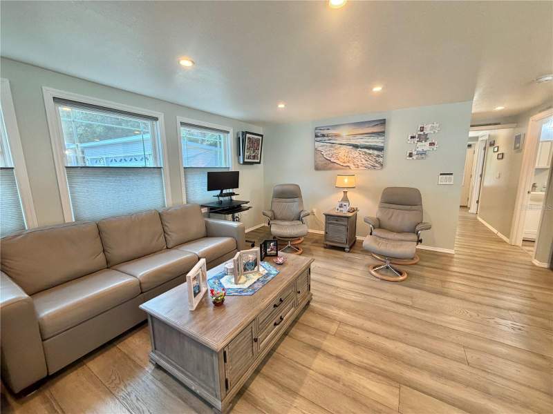 1 bedroom Mobile Home at 121 Tamarisk Way, Hawthorne At Leesburg A Coop, Leesburg — photo 2