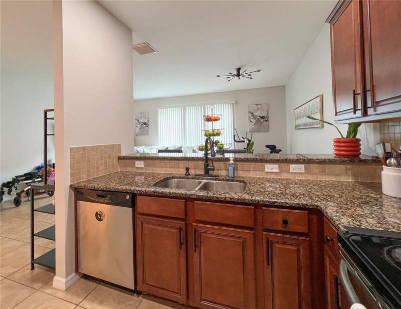 3 bedroom Townhouse at 772 Spring Flowers Trail, Whispering Oaks Twnhms, Brandon — photo 4