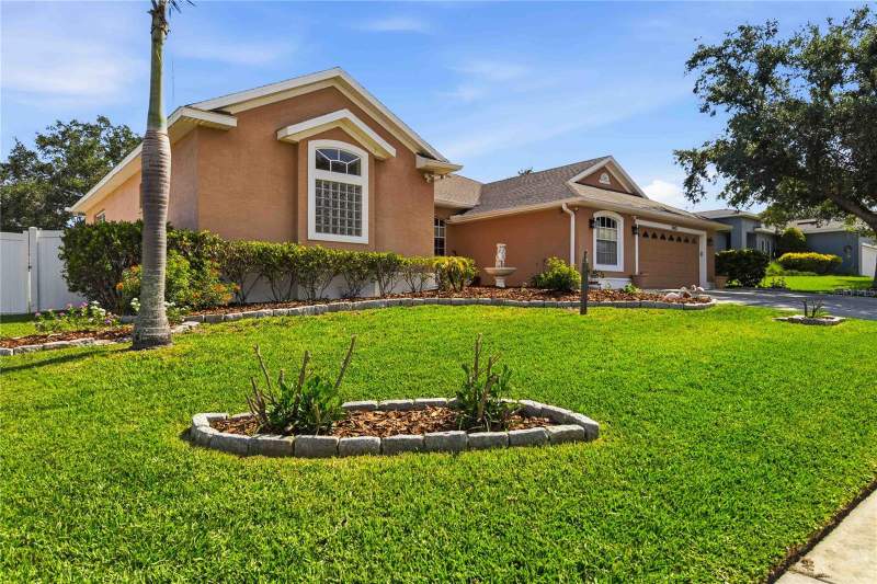 4 bedroom Single Family Residence at 1085 CHASE DRIVE, ISLAND POINTE SUB, WINTER GARDEN — photo 2