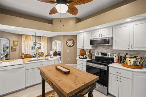 8420 Maybelle Drive, Weeki Wachee FL - photo 17 of 80