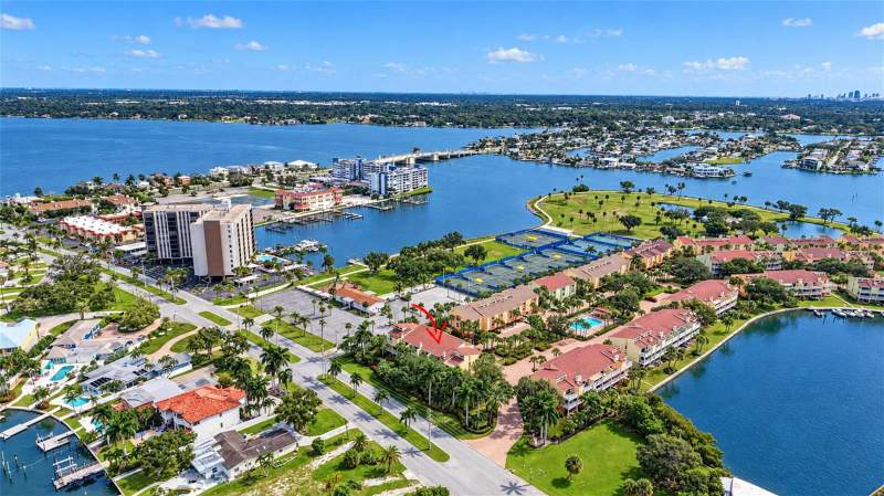 2 bedroom Townhouse at 406 Sandy Hook Road, Village Of Paradise Island, Treasure Island — photo 3