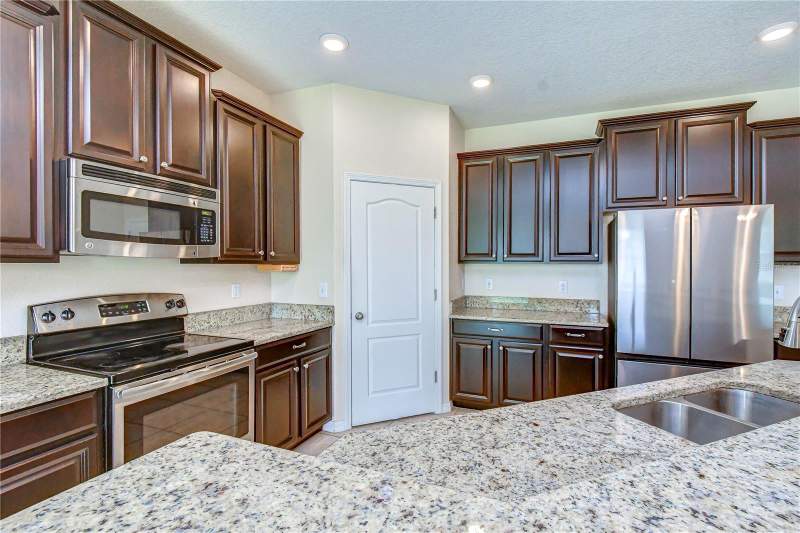 6 bedroom Single Family Residence at 2451 Dakota Rock Drive, River Bend Ph 4B, Ruskin — photo 3