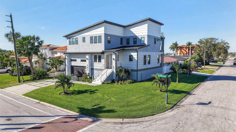 4 bedroom Single Family Residence at 301 79th Street, South Cswy Isle 3rd Add, St Petersburg — photo 2