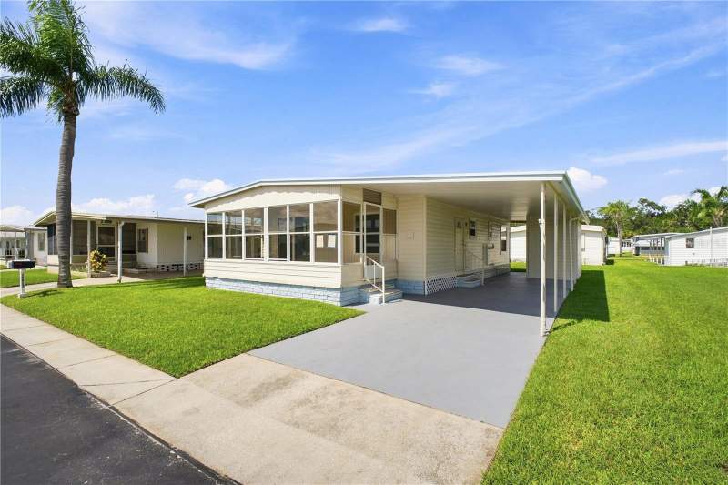 2 bedroom Mobile Home at 10913 Justice Drive, Senate Manor Unrec, Port Richey — photo 2