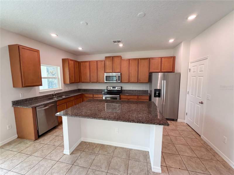 5 bedroom Single Family Residence at 811 Maple Leaf Loop, Seven Oaks, Winter Springs — photo 2