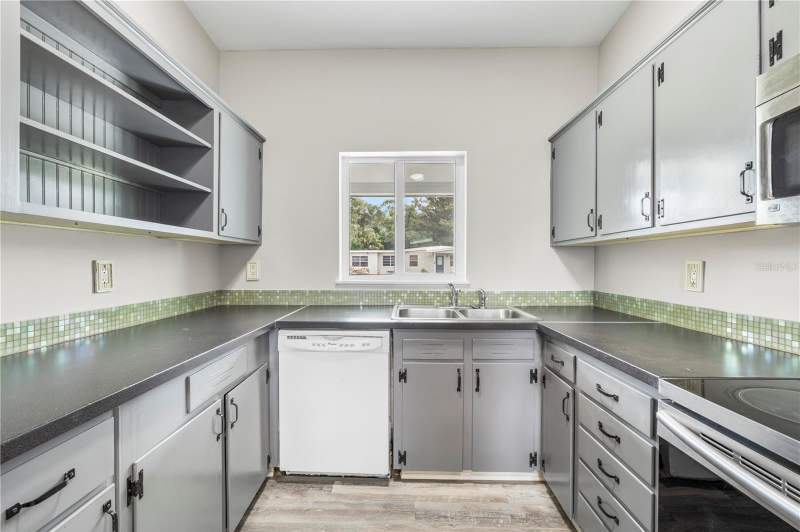 3 bedroom Single Family Residence at 8616 Shirley Drive, Grandview Acres Unit 2, Temple Terrace — photo 5