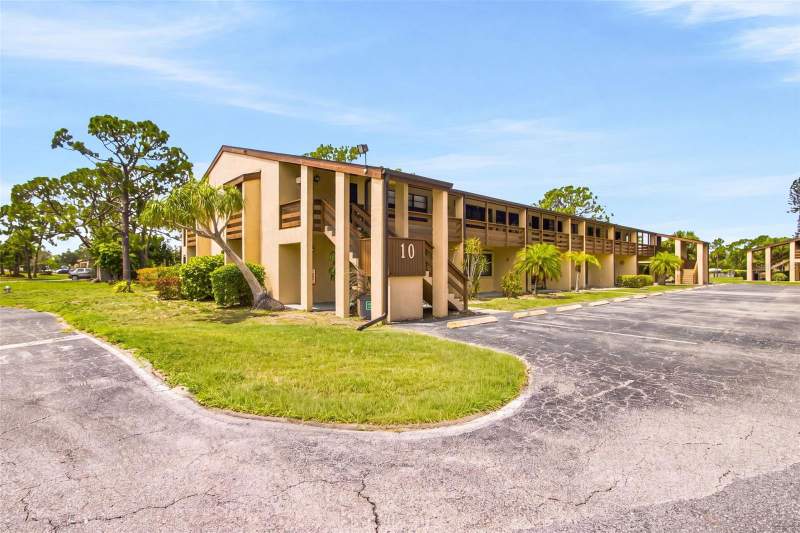 1 bedroom Condominium at 10 Quails Run Boulevard #8, Quails Run I, Englewood — photo 3