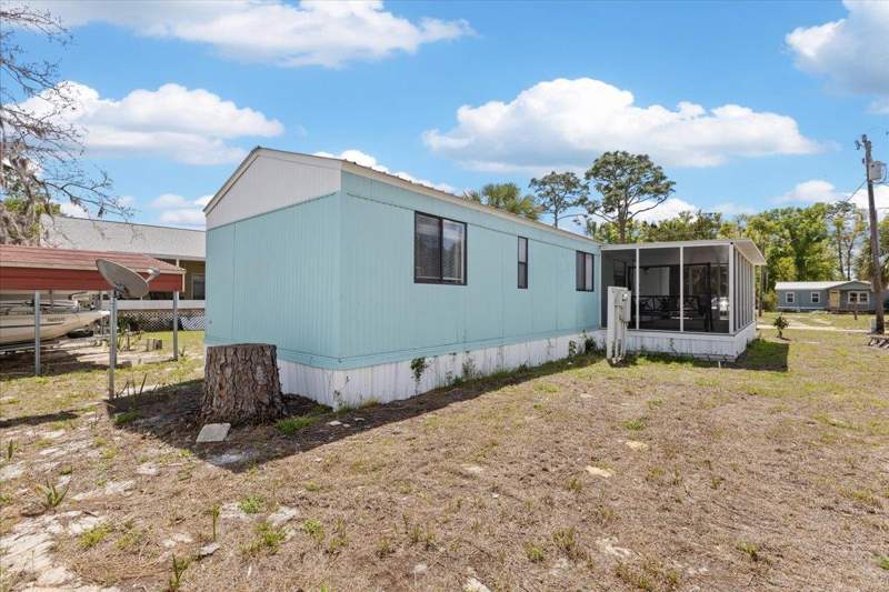 2 bedroom ManufacturedHome at 1707 NE Cypress Street, Riverside Add, Steinhatchee — photo 4