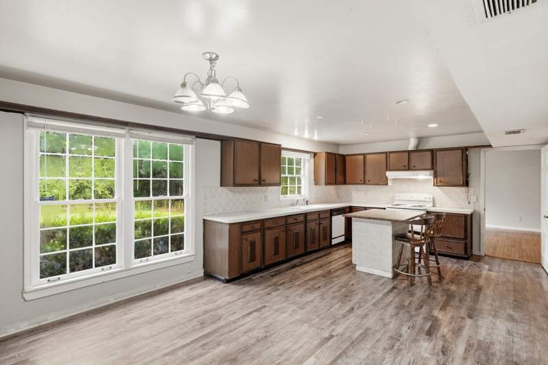 4 bedroom Detached at 1302 San Luis Road, San Luis Ridge, Tallahassee — photo 3
